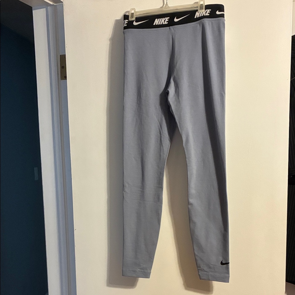 NWT Nike Pro women’s tight fit high rise leggings.